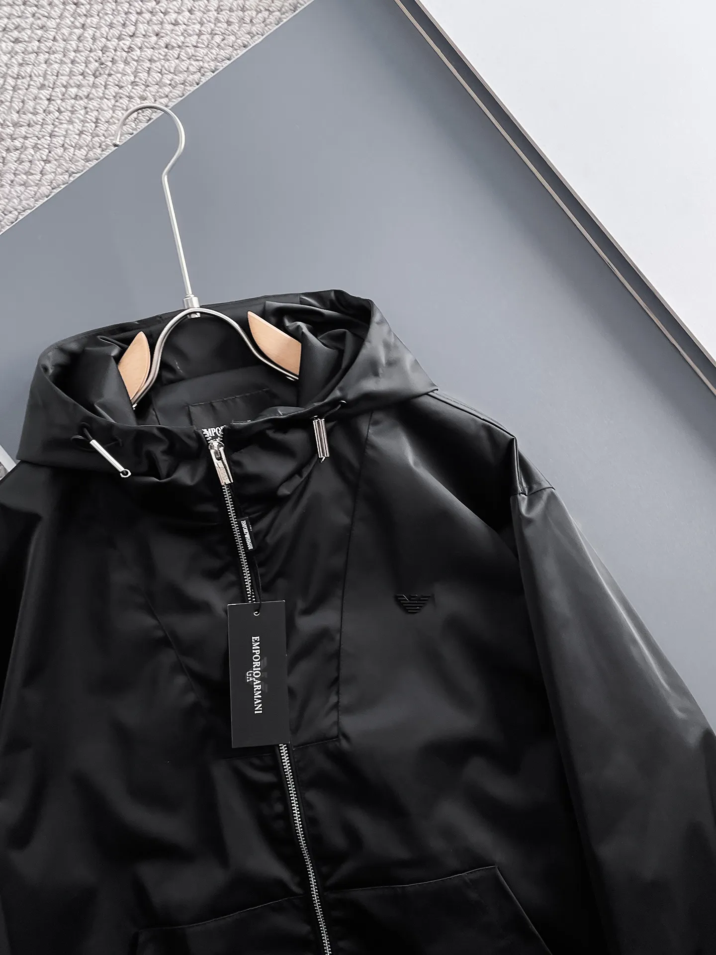 Armani official website Same Style, complete with three labels, on sale in advance. 2026 Autumn and Winter New Arrival men's jacket, Original with complete three labels, Premium version. Custom-made fabrics at the counter. Breathable, high comfort, impeccable details, brand element design concept, reflecting high quality. It feels delicate and soft, presents a casual cut, and has a great upper body shape. Sizes: M～3XL,